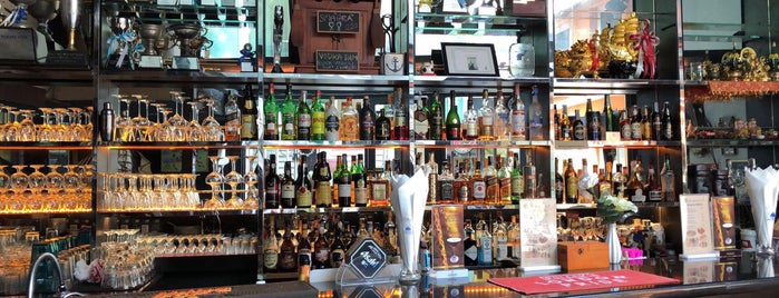The Admiral's Pub and Restaurant is one of Tempat yang Disukai Plwm.