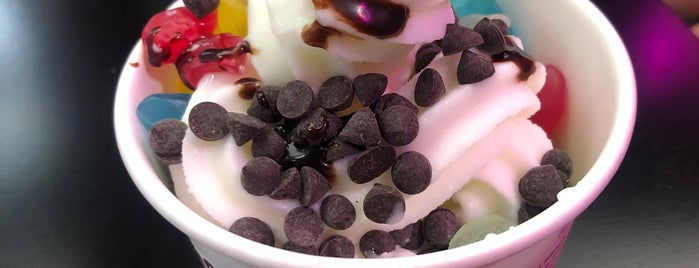 Yogurtland is one of Locais curtidos por Vee.