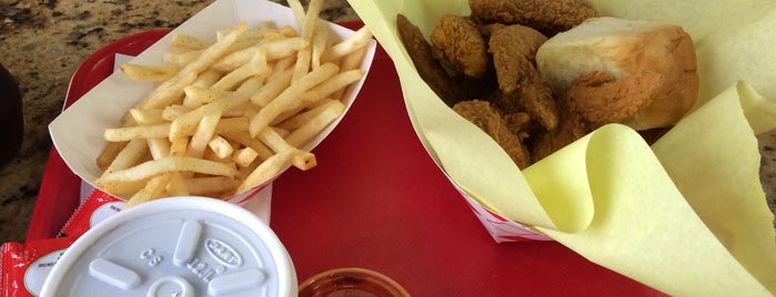 Louisiana Famous Fried Chicken is one of Lugares favoritos de Albert.