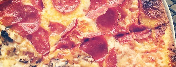 High Point Pizza is one of Locais salvos de Paul.