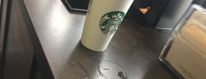 Starbucks is one of Damisoさんのお気に入りスポット.