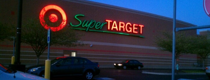 Target is one of Lugares favoritos de Hannah.
