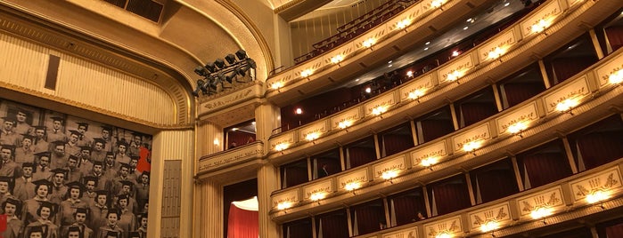 Ópera Estatal de Viena is one of Favorite Food & Place.