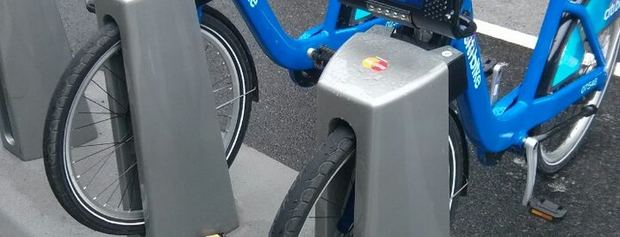 Citi Bike Station is one of สถานที่ที่ Albert ถูกใจ.