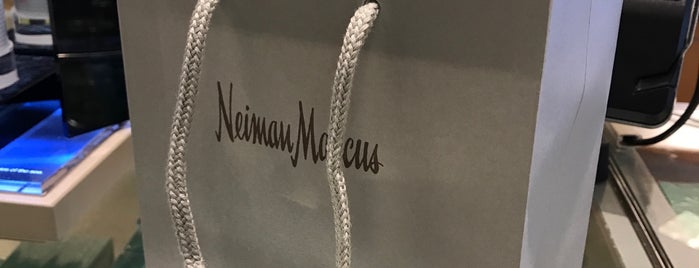 Neiman Marcus is one of Lieux qui ont plu à Orietta.