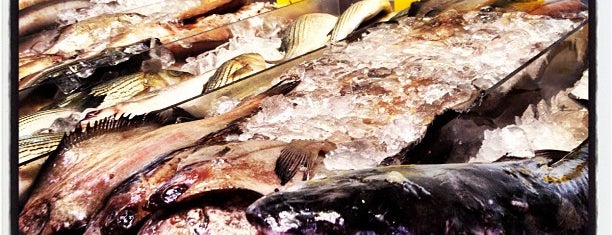 Sea Town Fish & Meat Market is one of Locais curtidos por Albert.