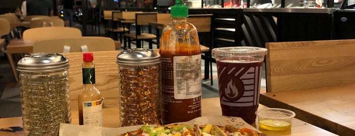 Blaze Pizza is one of مطاعم.