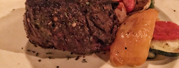 Medium Rare Steak & Wine is one of Orte, die Huang gefallen.