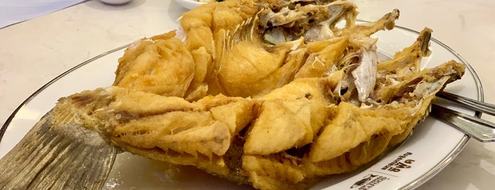 Laem Charoen Seafood is one of Locais curtidos por Huang.