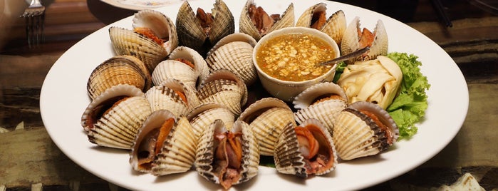 Sripol Seafood is one of Lugares favoritos de Foodtraveler_theworld.