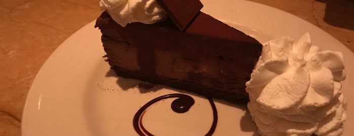 The Cheesecake Factory is one of Lieux qui ont plu à Foodtraveler_theworld.