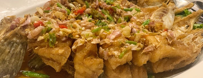 Laem Cha-roen Seafood is one of Huang : понравившиеся места.