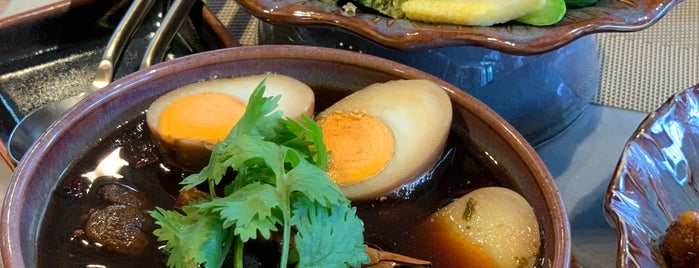 Thonglor Thai Cuisine is one of Tempat yang Disukai Huang.