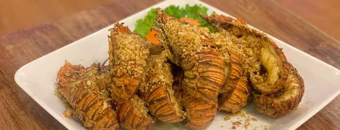 Mook Manee Seafood is one of Tempat yang Disukai Huang.