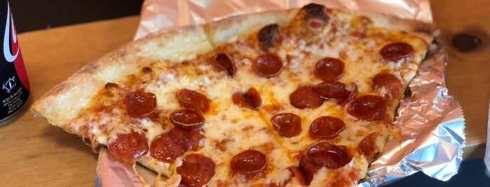 CS New York Pizza is one of Lugares favoritos de Adrian.