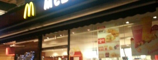 McDonald's & McCafé is one of Tempat yang Disukai Chriz Phoebe.