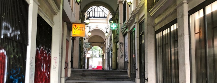 Passage Vendôme is one of Chloe & Hyatt’s Paris Trip 🍷🧀😘.
