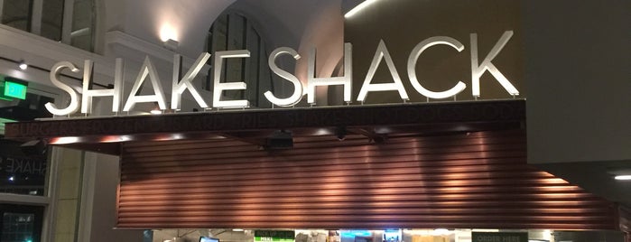 Shake Shack is one of Posti che sono piaciuti a Tim.
