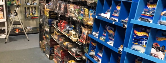 Brad's Toys & Collectibles is one of Lugares favoritos de Mike.