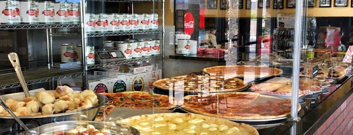 Rocco's NY Pizza & Pasta is one of Lugares favoritos de Mike.