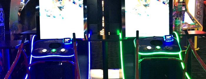 Dave & Buster's is one of Timさんのお気に入りスポット.