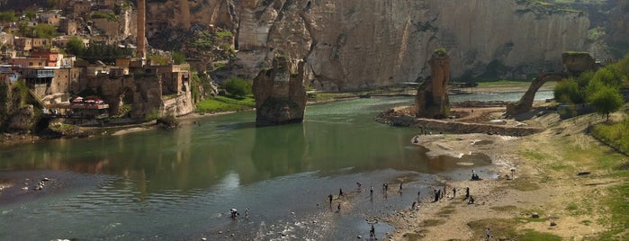 Hasankeyf Kalesi is one of Locais curtidos por MC.