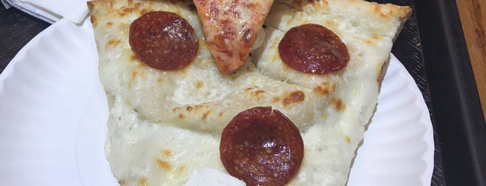 Tuscany Pizza Cafe is one of Posti che sono piaciuti a Krissy.
