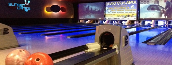 Sunset Lanes is one of Lugares favoritos de Jacob.