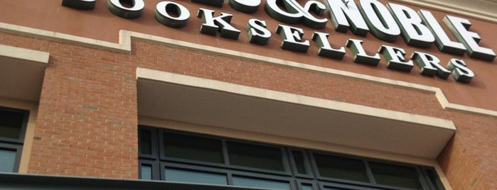 Barnes & Noble is one of Zachary'ın Beğendiği Mekanlar.