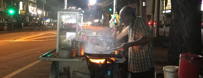 Perak Road Charcoal Char Koay Teow (白发炒粿条) is one of Penang.