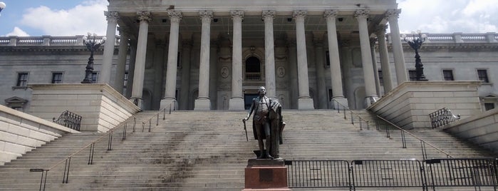 George Washington Statue is one of Locais curtidos por Lizzie.