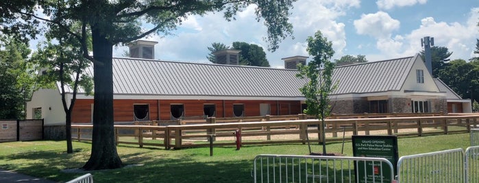 National Park Service Fort Dupont Horse Stables is one of Locais curtidos por Derek.