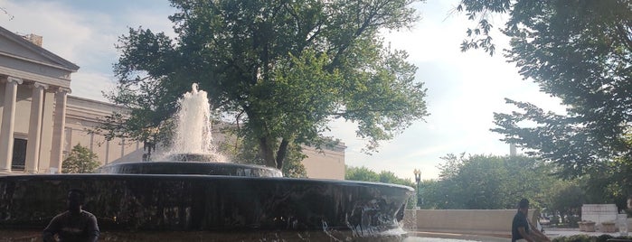 Mellon Fountain is one of Lieux qui ont plu à Lizzie.