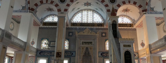 Fatih Sultan Mehmet Camii is one of Lugares favoritos de Mustafa.