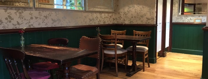 Wood Street Bar & Restaurant is one of Lieux qui ont plu à Helen.
