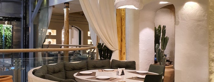 The Five Lounge Restaurant | رستوران فایو لانژ is one of สถานที่ที่บันทึกไว้ของ Mehdi.