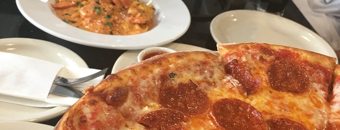 Russo's New York Pizzaria is one of Locais salvos de Raneem.