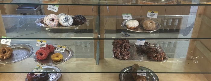 Top Pot Doughnuts is one of Kat's Saved Places.