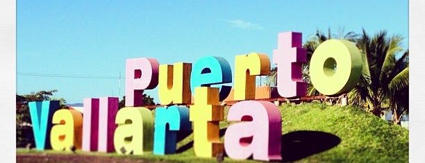 Letrero Puerto Vallarta is one of Kimmieさんの保存済みスポット.