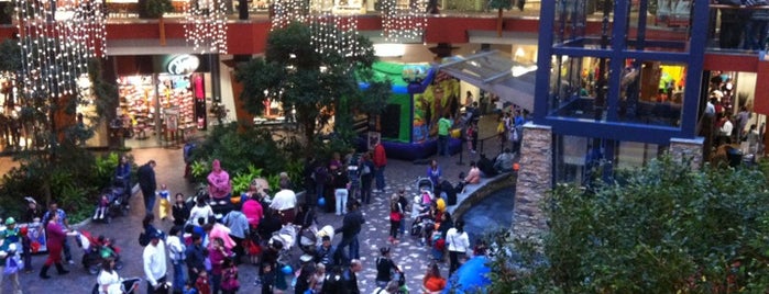 Valley West Mall is one of La-Tica'nın Kaydettiği Mekanlar.