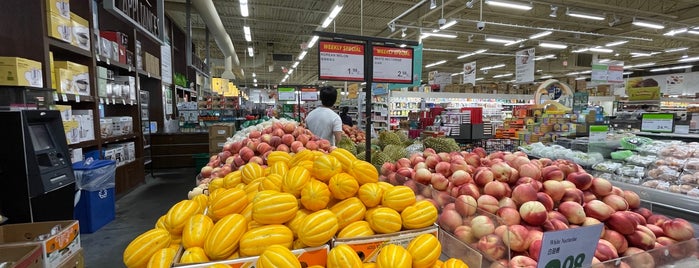 T&T Supermarket 大統華超級市場 is one of Foodie Love in Markham, Ontario.