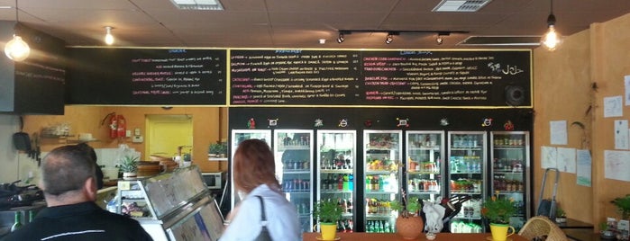 Loveon Cafe is one of ᴡ'ın Kaydettiği Mekanlar.