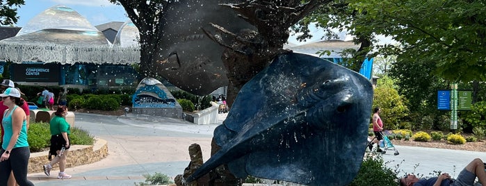 Stingray Fountain is one of Locais curtidos por Debbie.