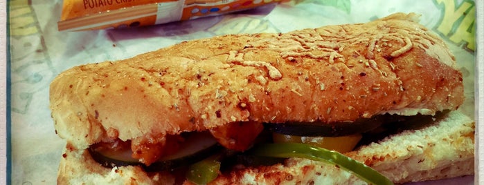 Subway is one of Lugares favoritos de Roxy.