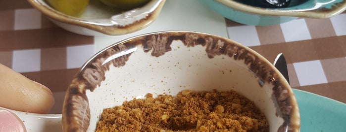 Sade Kahvaltı & Çikolata is one of Locais curtidos por Selcen.