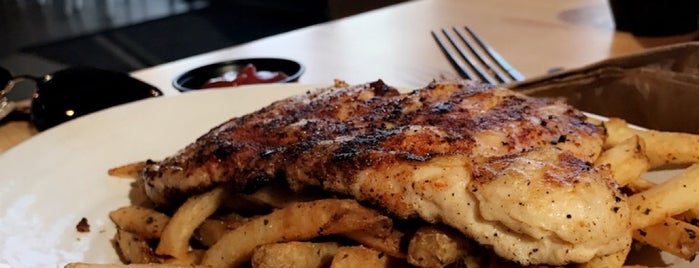 California Fish Grill is one of 🌸 : понравившиеся места.