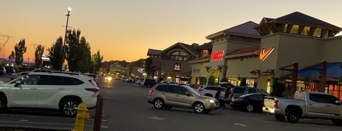 Woodburn Premium Outlets is one of Rosanaさんのお気に入りスポット.