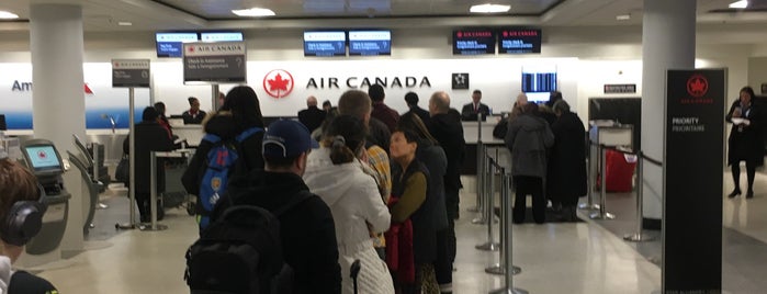 Air Canada Ticket Counter is one of Locais curtidos por Isabel.
