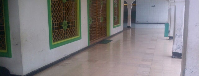 Masjid Jami Fatahillah is one of Masjid.