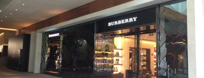 Burberry is one of Carolaさんのお気に入りスポット.